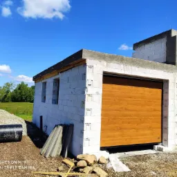 Kupno i montaż bramy garażowej w nowo wybudowanym domku jednorodzinnym.