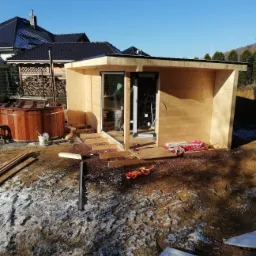 Kupno i montaż okien i drzwi w domku letniskowym.