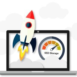 Adrian Nowak - Stylizowany laptop z ekranem wyświetlającym wskaźnik szybkości dysku SSD i rakietą symbolizującą przyspieszenie, na tle chmur.