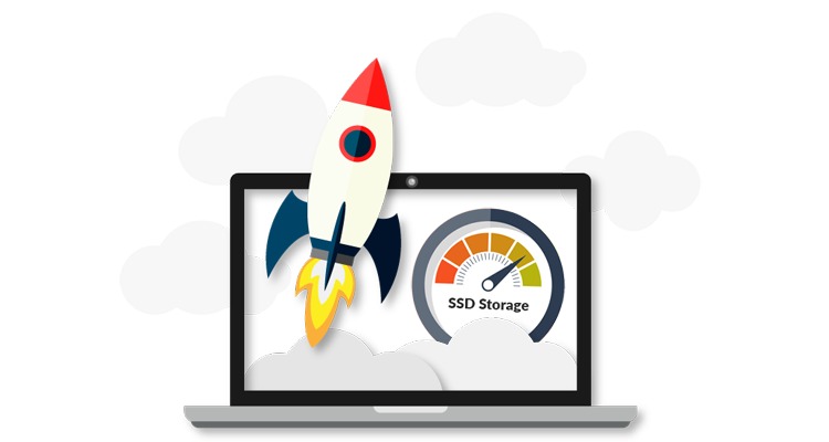 Stylizowany laptop z ekranem wyświetlającym wskaźnik szybkości dysku SSD i rakietą symbolizującą przyspieszenie, na tle chmur.