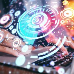 DABU - Kobieta pisze na laptopie z nałożonymi cyfrowymi elementami graficznymi, tworząc futurystyczny interfejs użytkownika.