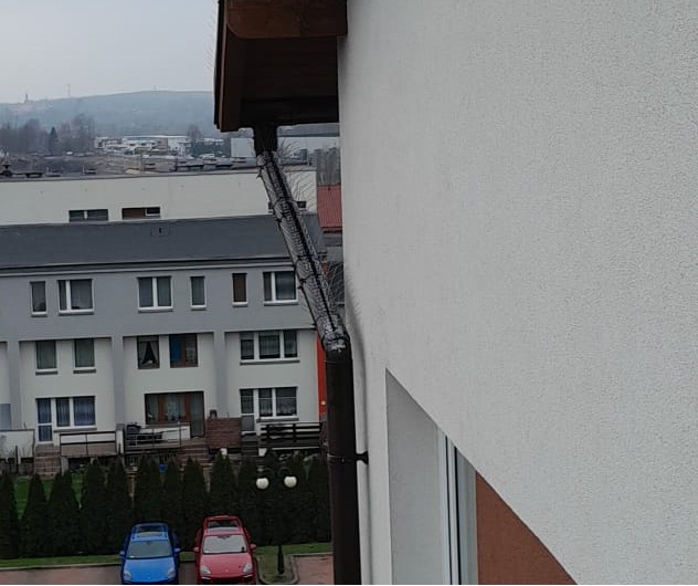 Montaż kolców zapobiegających przesiadywaniu gołębiom