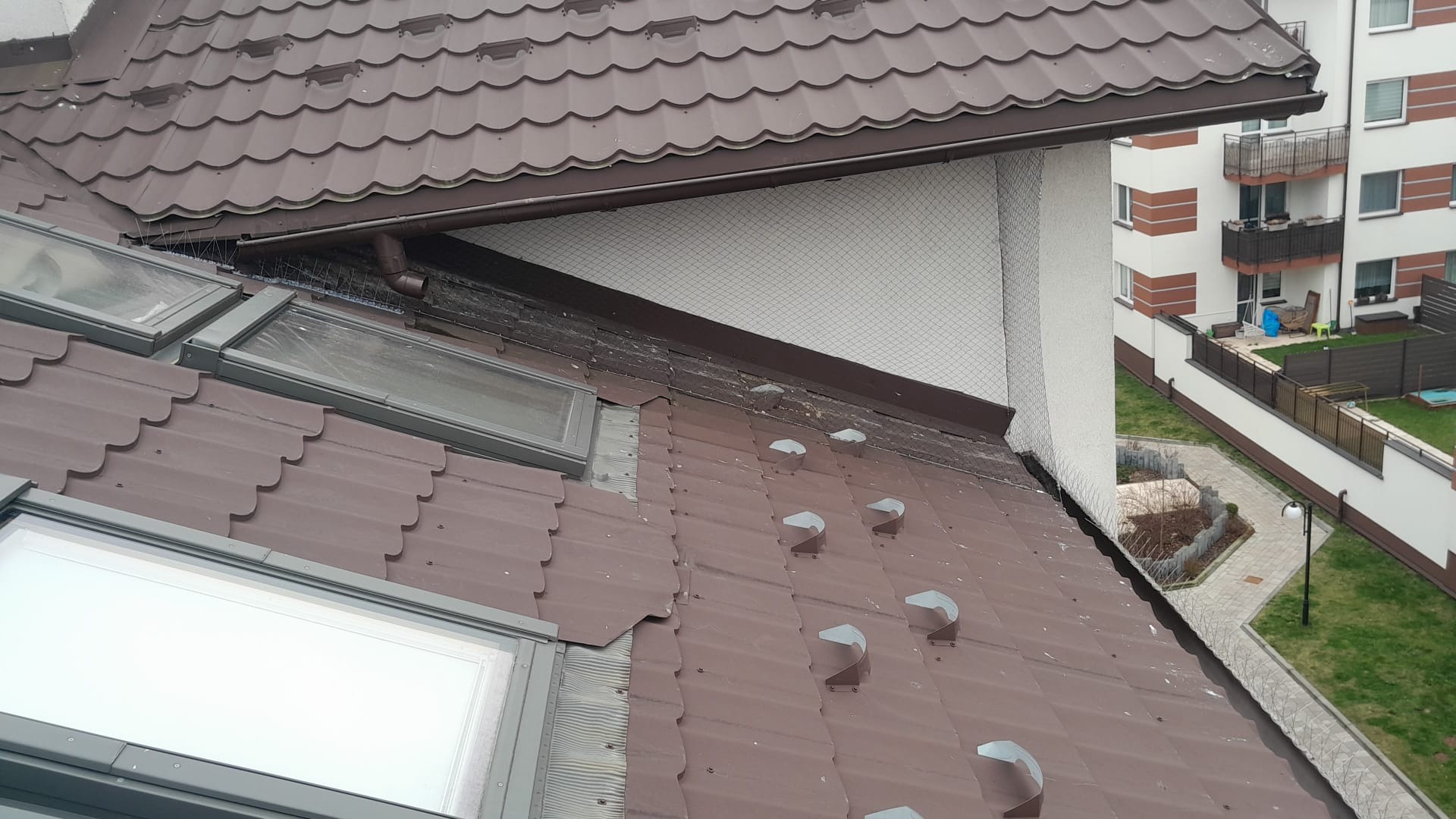 Montaż siatek zabezpieczających przed zakładaniem gniazd przez gołębie