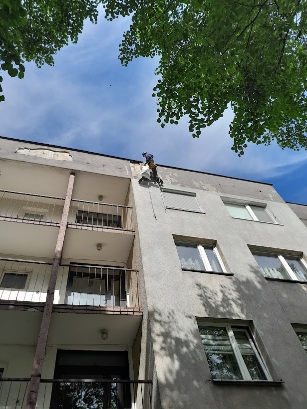Skuwanie odpadających elementów elewacji. Awaryjne usuwanie zagrożeń