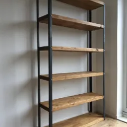 Regał z ciemnego drewna i metalu, pięć półek, minimalistyczny design, widoczne ślady obróbki drewna, ustawiony przy ścianie z widocznym oknem.