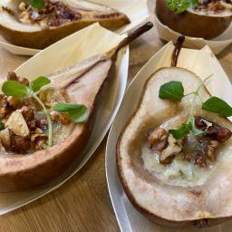 Zapiekane gruszki z gorgonzola, miodem oraz orzechami włoskimi 