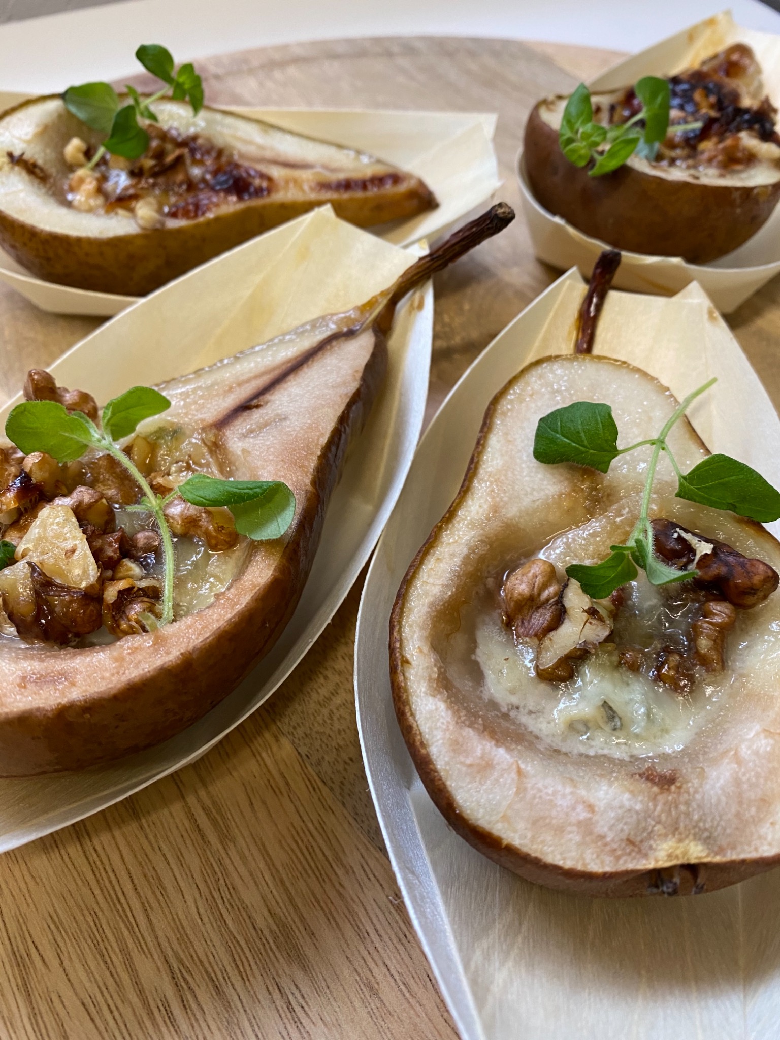 Zapiekane gruszki z gorgonzola, miodem oraz orzechami włoskimi