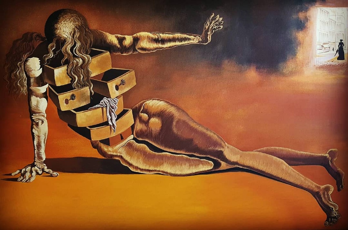 Surrealistyczny obraz przedstawiający postać z szufladami zamiast torsu, w tle otwarta brama z sylwetką kobiety.