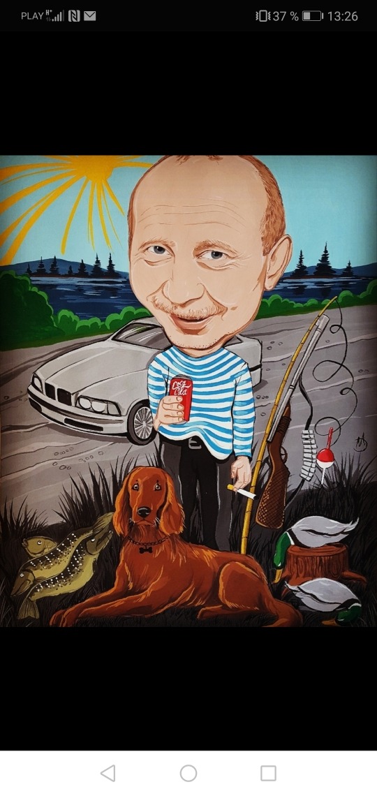 Karykatura mężczyzny w marynarskiej koszulce, trzymającego puszkę Coli, z psem, samochodem, rybami i akcesoriami wędkarskimi na tle krajobrazu.