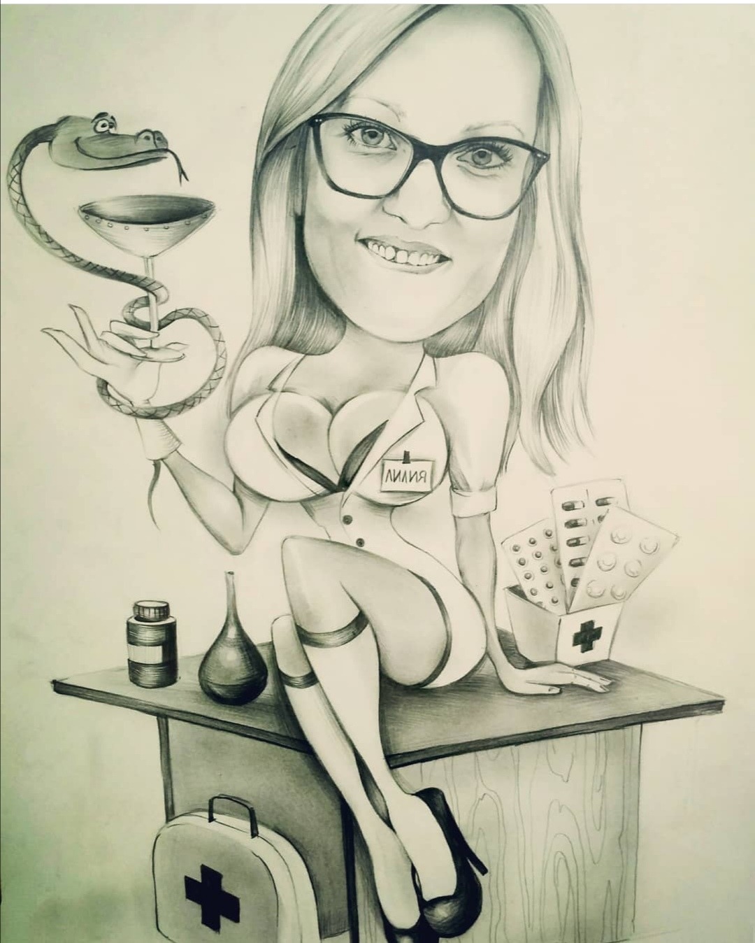 Ręcznie rysowana karykatura kobiety w stroju pielęgniarki, z symbolem medycyny (wąż owinięty wokół czary), na tle apteczki i leków, wykonana przez artystę z Poznania.