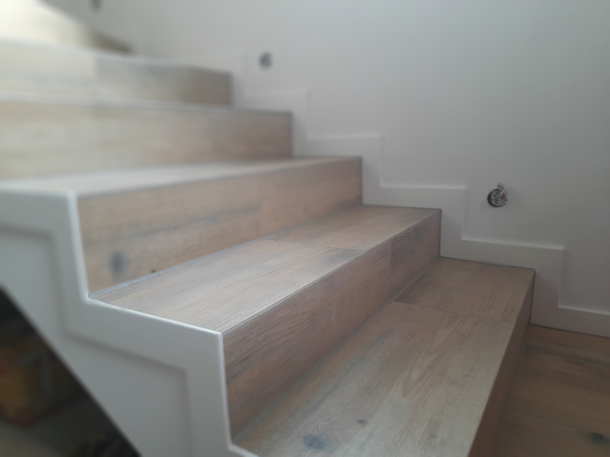 Listwy przypodłogowe na schodach.