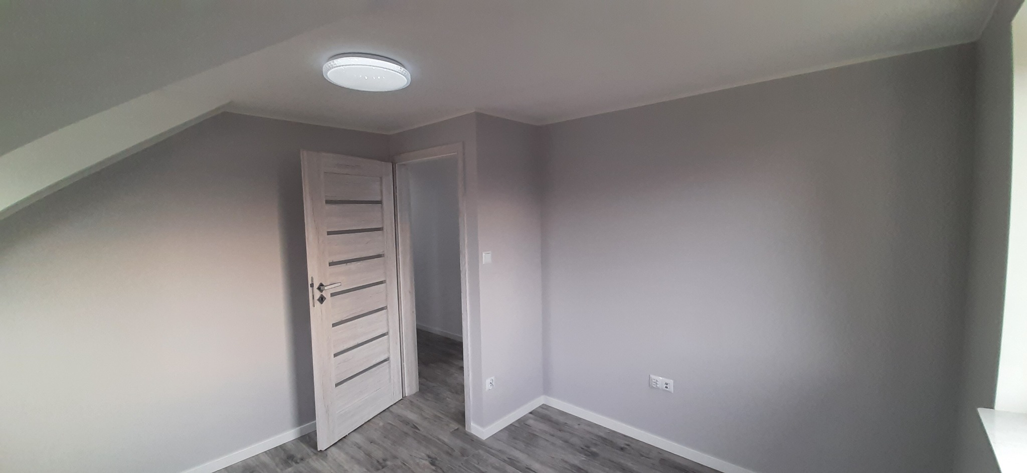 Montaż drzwi oraz malowanie.