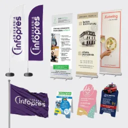 Zestaw materiałów reklamowych: flagi plażowe, roll-up'y i stojaki reklamowe prezentujące różnorodne firmy i usługi, od studia Pilates po szkołę jazdy.