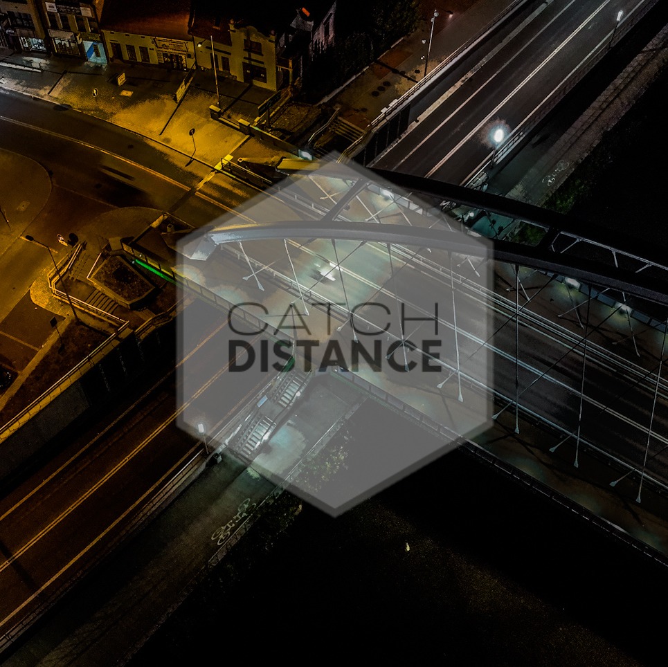 Nocny widok z lotu ptaka na most oświetlony lampami ulicznymi, z nałożonym półprzezroczystym logo 'CATCH DISTANCE' w kształcie sześciokąta.