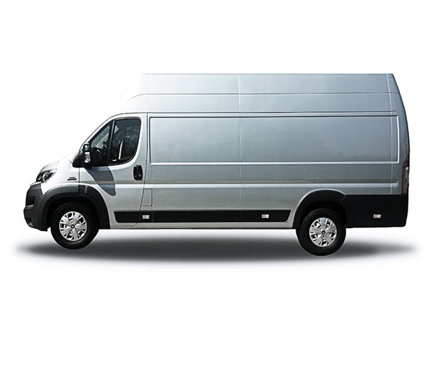 Srebrny, wysoki furgon dostawczy na białym tle, widok z boku, z wyraźnie zaznaczonymi detalami opon i karoserii.