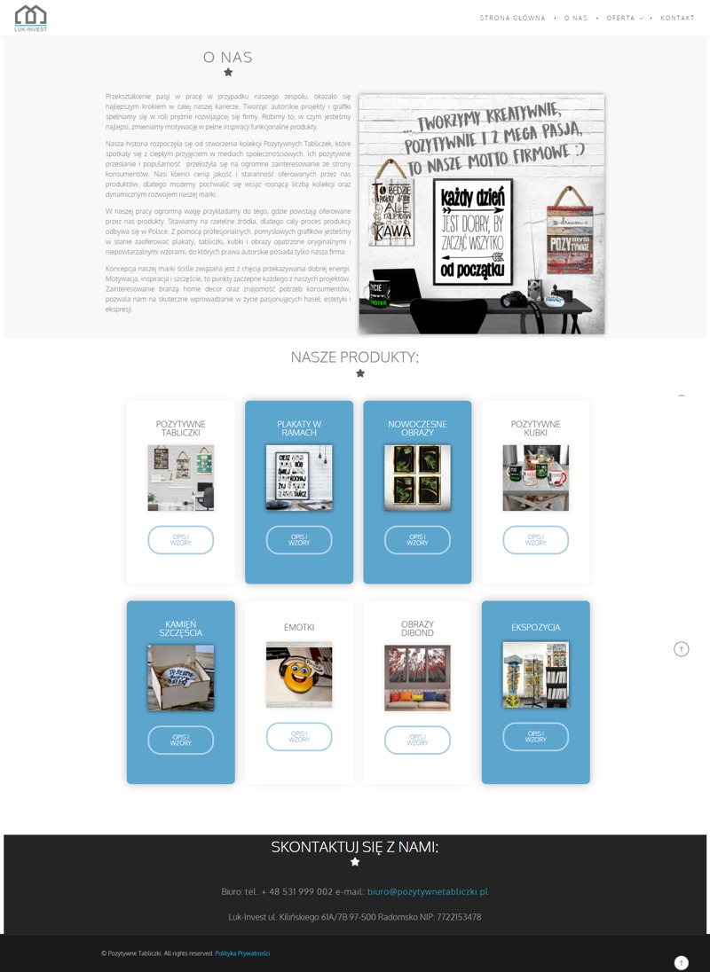 Witryna firmy z pozytywnymi tabliczkami, plakatami w ramach, nowoczesnymi obrazami i kubkami, prezentująca motto firmy i hasła motywacyjne.