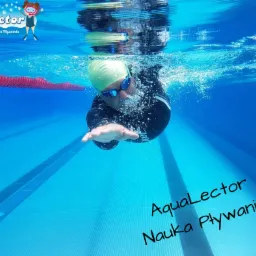 Pływak w czepku i okularkach pod wodą, widoczny z perspektywy podwodnej, z logo szkoły pływania w rogu.