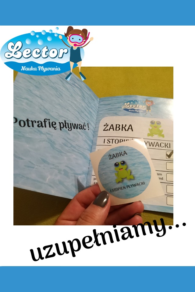Książeczka z naklejką 'Żabka I stopień pływacki' trzymana w dłoni, widoczne logo 'Lector Nauka Pływania' na książeczce, strona z napisem 'Potrafię pływać!' i tabelą postępów.