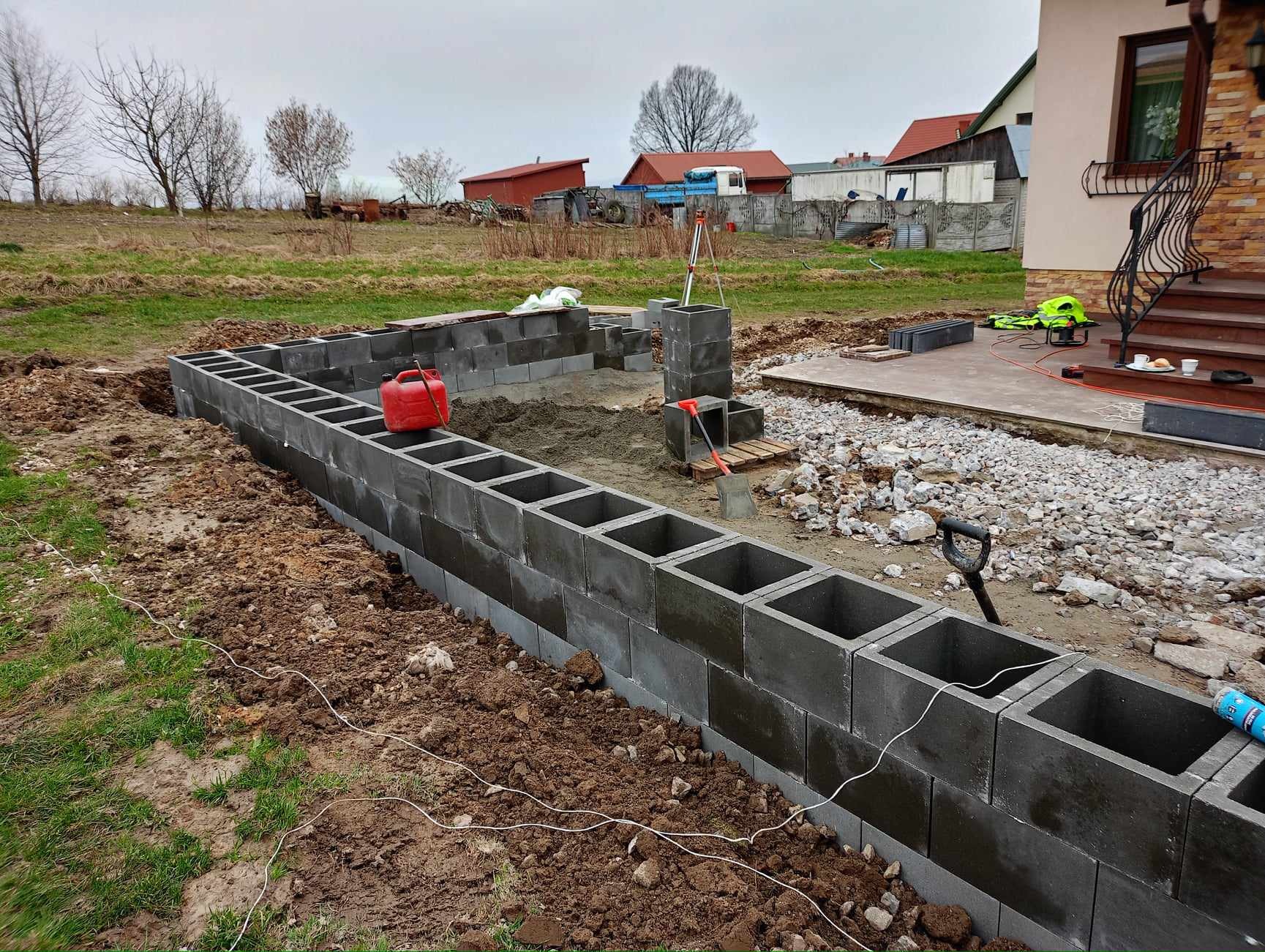 wykładanie kostki brukowej od podstaw wraz z opornikiem