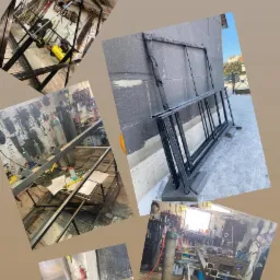 Montaż metalowej konstrukcji: spawane elementy, warsztat z narzędziami, rama balustrady oparta o ścianę budynku.