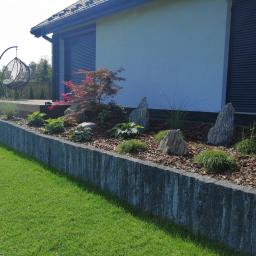 Garden Service Ogrody Adrian Kowal - Ułożenie obrzeża z palisady Uni Split , nasadzenia roślinne , montaż systemu nawadniającego oraz trawnik z rolki