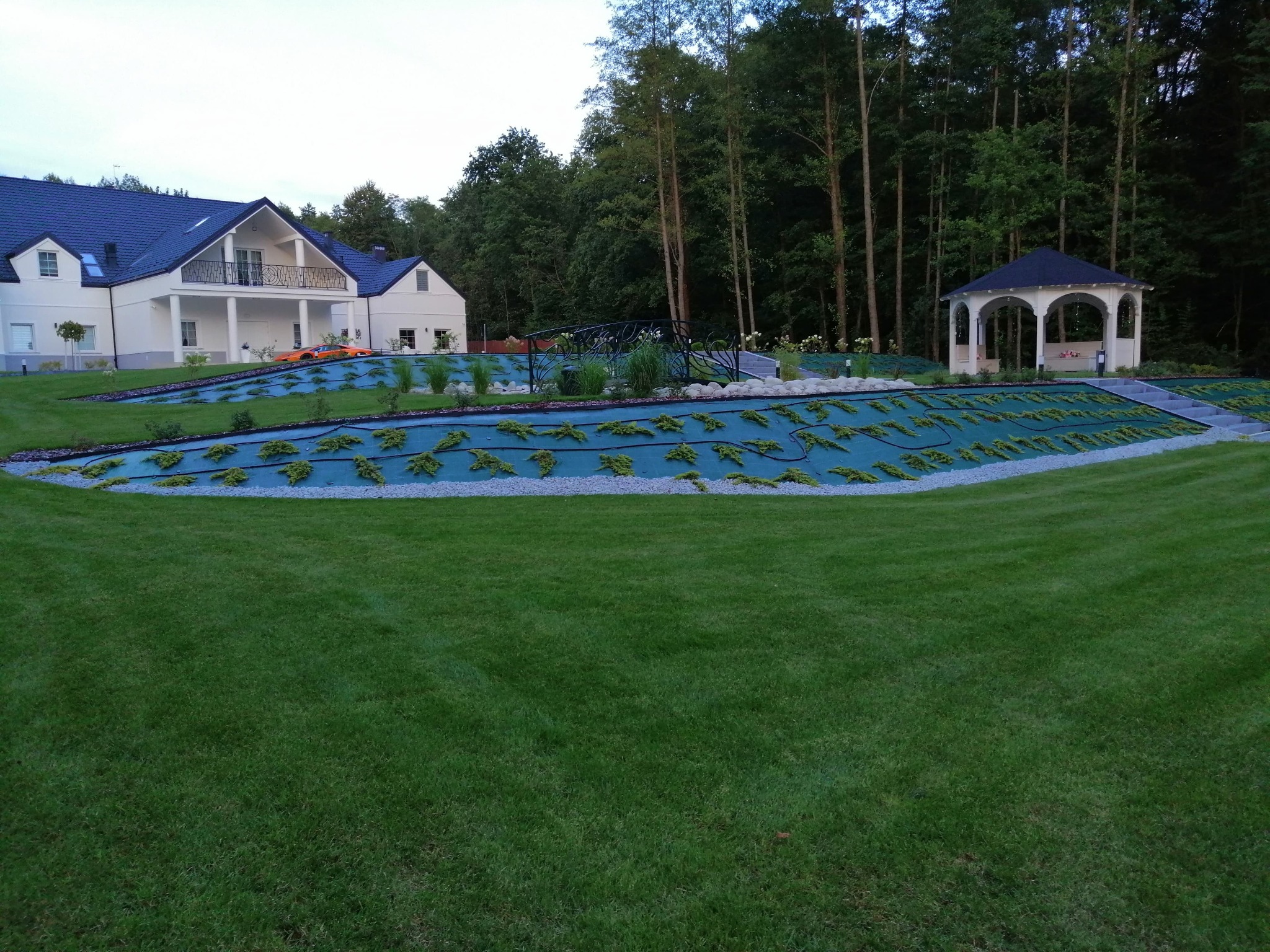 Realizacja ogrodu przy domu weselnym