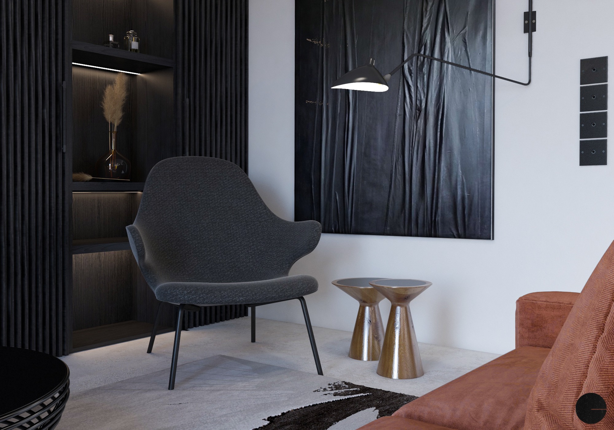 Nowoczesny salon z szarą teksturowaną sofą, designerskim fotelem, drewnianymi stolikami pomocniczymi, czarną szafką z podświetleniem LED i abstrakcyjnym obrazem w czerni, oświetlony lampą ścienną.