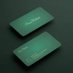 Dwie wizytówki w odcieniach zieleni z elegancką, złotą czcionką prezentujące dane kontaktowe firmy Anna Vinbotti, leżące na ciemnozielonym tle.