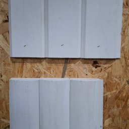 SERVISCO - Dwa rodzaje białych, drewnianych paneli ściennych: górny z prostymi krawędziami, dolny z zaokrąglonymi, na tle płyty OSB. Prezentacja wzorów.