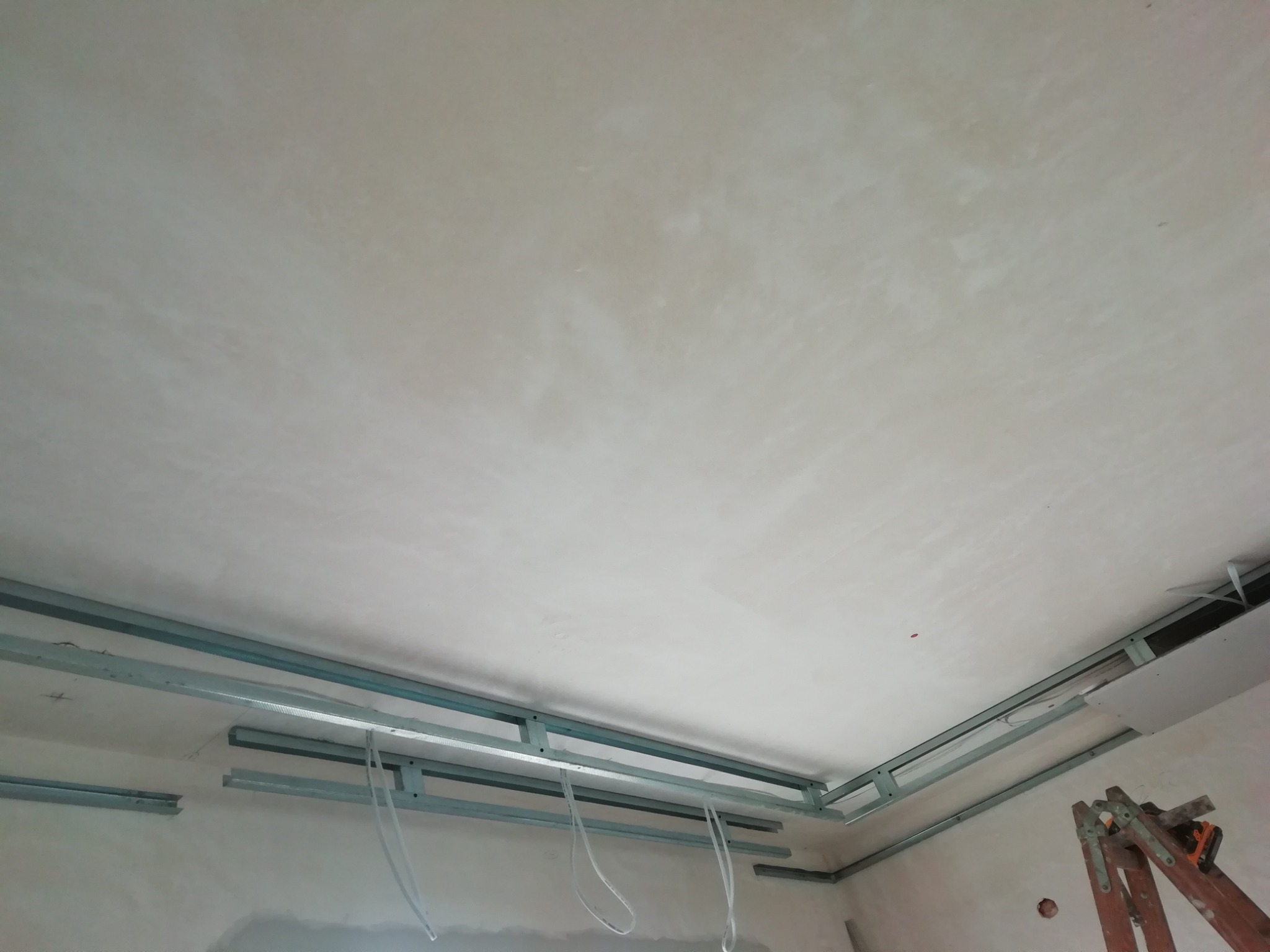 Początek sufitu z wnęka na karnisz i ledy