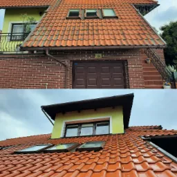 Dwuczęściowe ujęcie domu z pomarańczową dachówką, gdzie górna część pokazuje elewację z balkonem i schodami, a dolna skupia się na mokrej, błyszczącej powierzchni dachu po deszczu i oknach dachowych.