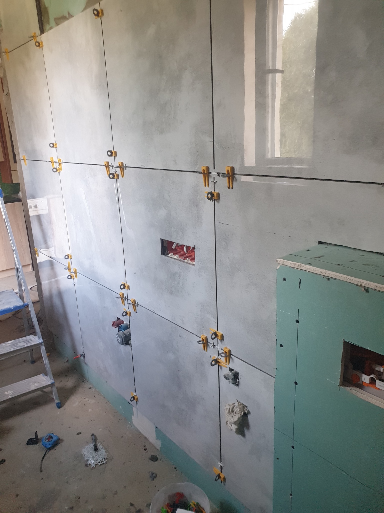 Układanie płytek ściennych