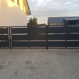 Brama skrzydlowa panelowa . Ocynkowana i malowana proszkowo