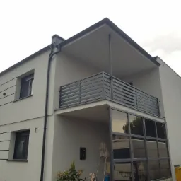 Balkony w stylu palisadowym. Ocynkowane i malowane proszkowo