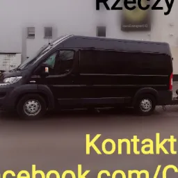 Czarny bus dostawczy z przyczepą na tle budynku z Paczkomatem i reklamami, z widocznym adresem facebook.com/CandyTrans.