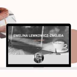 Laptop wyświetlający portfolio copywritera Eweliny Lewkowicz-Żmojdy, z filiżanką kawy w tle, oraz dłoń pisząca w notatniku w okręgu po lewej stronie.