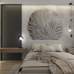 DESIGNKING KINGA KUPIJAJ - Nowoczesna sypialnia z łóżkiem, betonową ścianą z motywem liścia, minimalistycznymi lampami i drewnianymi elementami. Stonowana kolorystyka, naturalne światło.