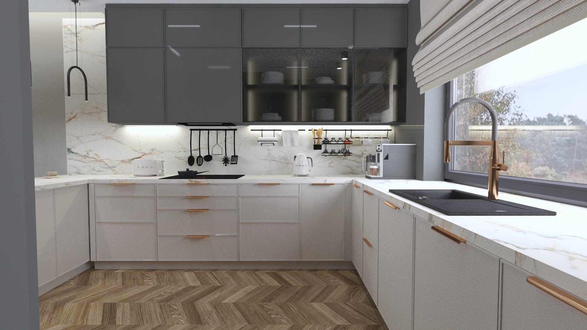 Nowoczesna kuchnia z szarymi szafkami górnymi, beżowymi szafkami dolnymi z miedzianymi uchwytami, marmurowym blatem, drewnianą podłogą w jodełkę i oknem z roletą rzymską.