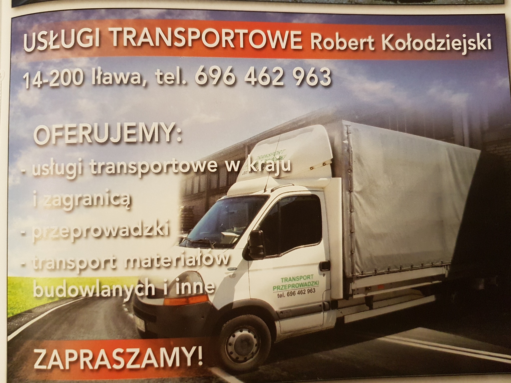 Reklama firmy transportowej z białym busem na tle drogi i budynku, z napisem 'USŁUGI TRANSPORTOWE Robert Kołodziejski' i numerem telefonu.