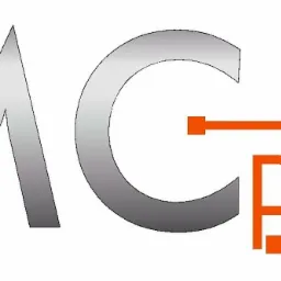 Logo firmy PMC Project z szarymi literami PMC i pomarańczowym napisem project otoczonym liniami symbolizującymi obwód elektryczny.