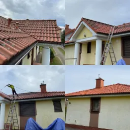 Czteropanelowe ujęcie domu z czerwonym dachem: zbliżenie dachu pokrytego mchem, widok domu z drabiną, pracownik na drabinie myjący dach z zanieczyszczeń pod ciśnieniem oraz porównanie czystego...