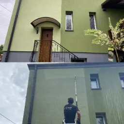 Dwupoziomowe ujęcie elewacji budynku w trakcie czyszczenia: górna część pokazuje różnicę przed i po zabiegu, dolna część prezentuje pracownika na drabinie z lancą ciśnieniową skierowaną ku górze.