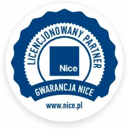 Niebiesko-biały okrągły emblemat z napisem 'Licencjonowany Partner' i logo 'Nice' oraz adresem strony internetowej.