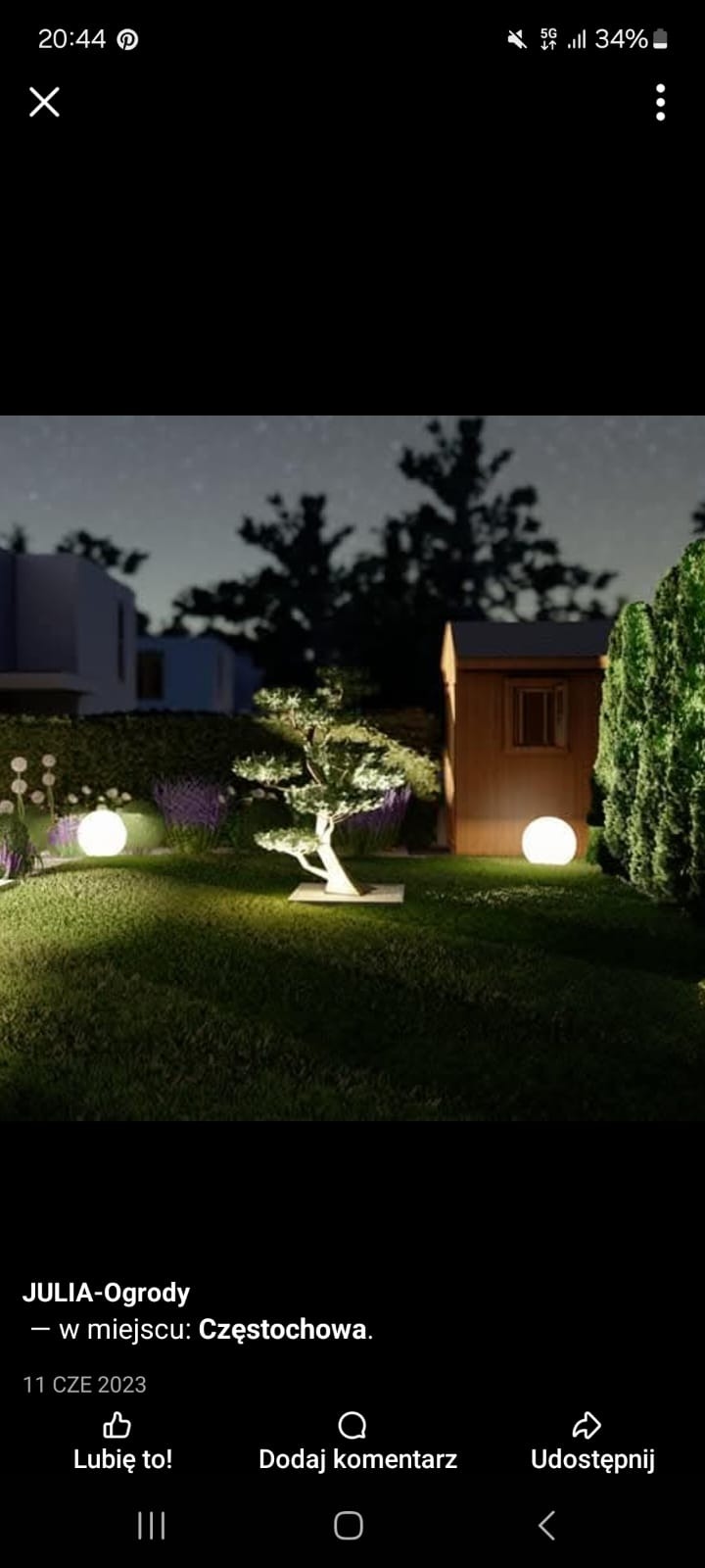 Oświetlony ogród nocą: bonsai na trawniku, kuliste lampy, altana i nowoczesny dom w tle, tworzące spokojną, elegancką przestrzeń.