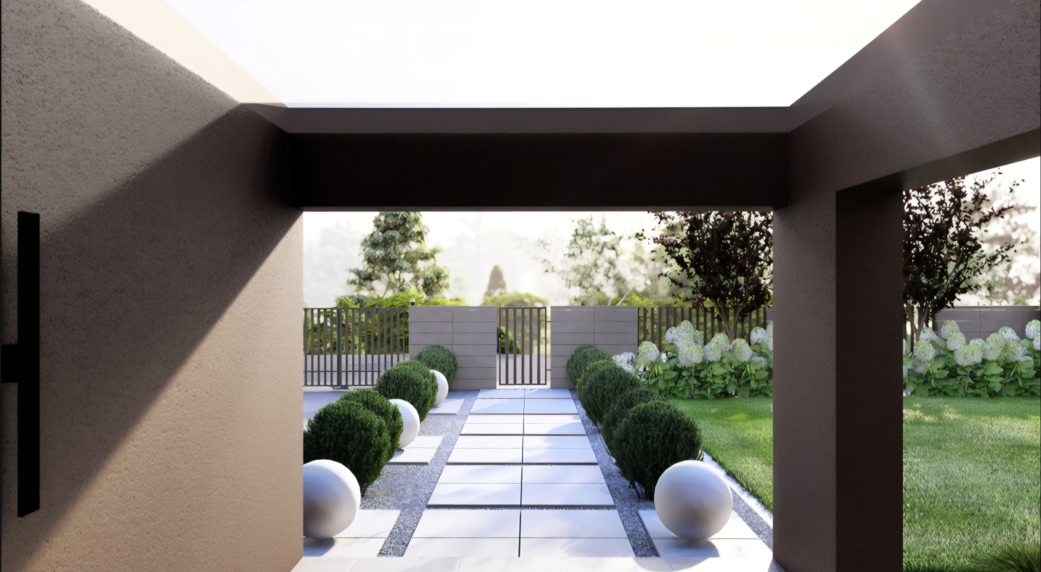 Nowoczesny ogród z geometrycznym układem ścieżek z płyt, kulistymi krzewami i białymi kulami dekoracyjnymi, widziany z zacienionego patio.