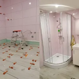 Dwa ujęcia łazienki: po lewej stronie etap układania jasnoszarych płytek podłogowych z użyciem krzyżyków dystansowych, drabina i pistolet do silikonu na ścianie, po prawej gotowa kabina prysznicowa...