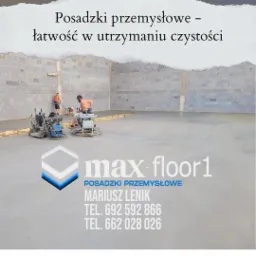 Dwaj pracownicy w trakcie szlifowania wylewki przemysłowej za pomocą dwóch zacieraczek mechanicznych w surowym wnętrzu budynku z widocznymi bloczkami betonowymi, logo firmy Max-Floor1 w dolnej...