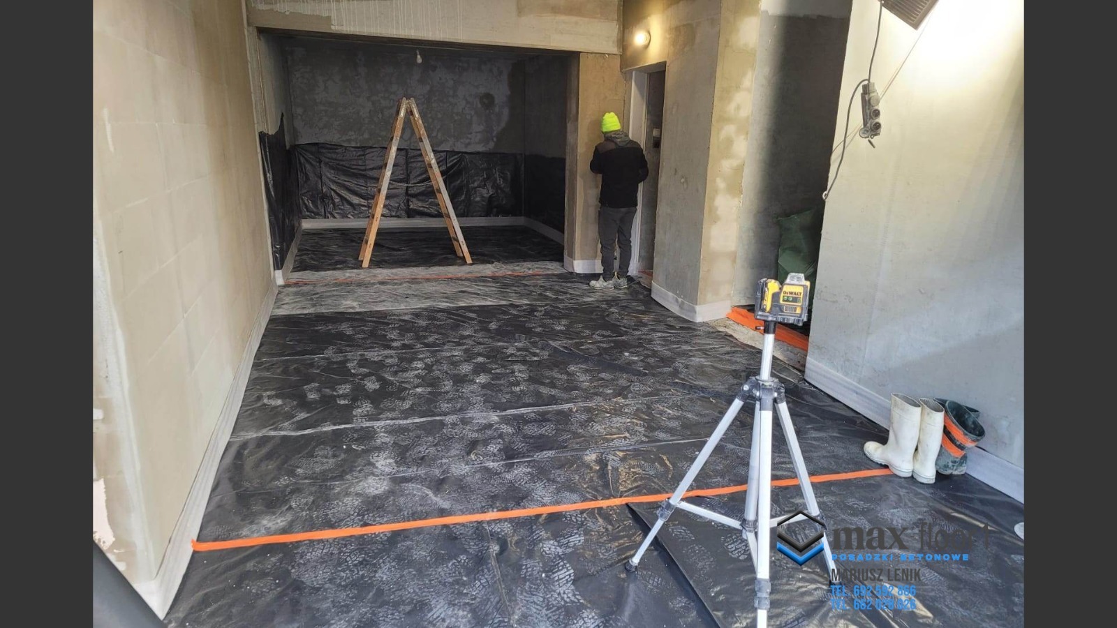 Przygotowanie podłoża pod wylewkę: folia ochronna z widocznymi śladami obuwia, poziomica laserowa na statywie, drabina oparta o ścianę w tle, pracownik w czarnej kurtce i neonowej czapce przy ścianie.