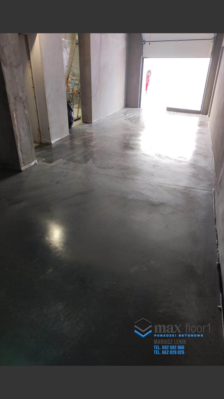 Wypolerowana, ciemna posadzka przemysłowa z widocznym odbiciem światła, surowe ściany w tle, częściowo otwarte drzwi garażowe z sylwetką osoby w oddali i logo firmy Max Floor1 w prawym dolnym rogu.