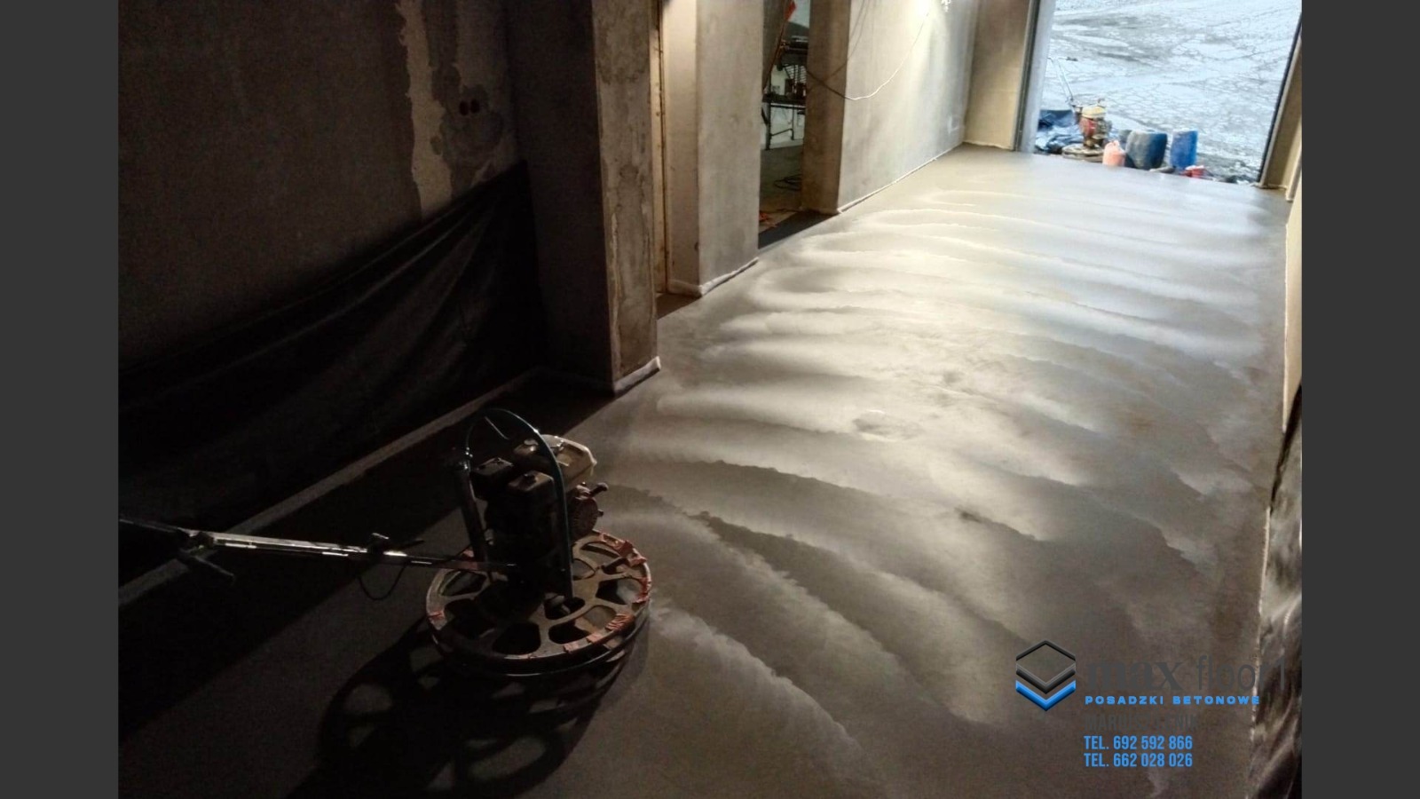 Szlifowanie betonowej wylewki maszyną z widocznymi śladami po obróbce, surowe wnętrze z przygotowanymi ścianami i otwartym wyjściem na zewnątrz.